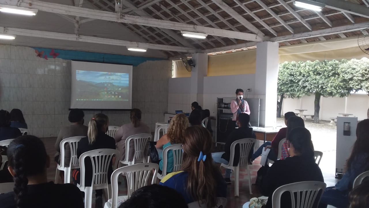 TREINAMENTO SOBRE BOAS PRÁTICAS NA FABRICAÇÃO E MANIPULAÇÃO DE ALIMENTOS NO ÂMBITO ESCOLAR