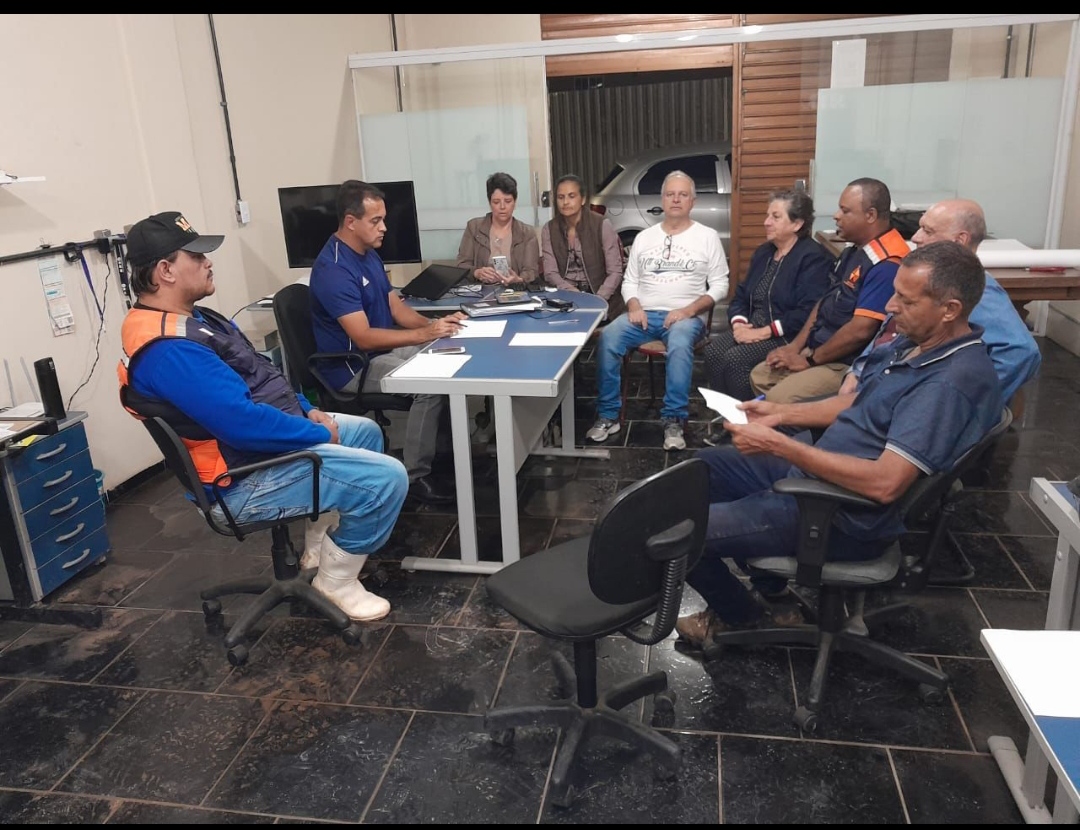 Reunião de emergência com a defesa civil e secretários